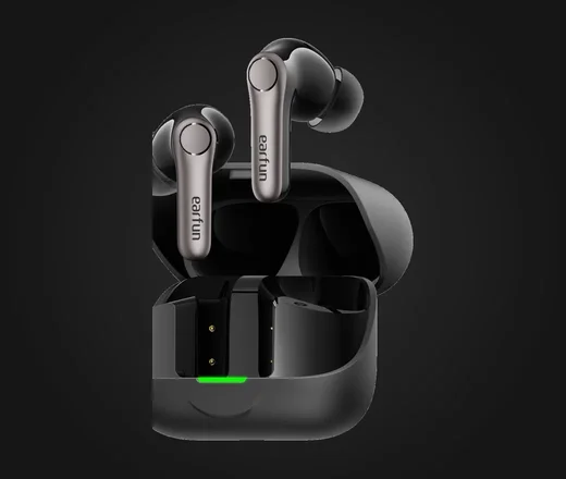 EarFun Air Pro 4+ in Schwarz mit geöffnetem Case