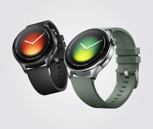 Xiaomi Watch 5 in Schwarz und Juniper Green, Schrägansicht
